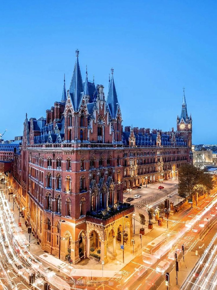 2026年入学申请已正式开启,其流程与规则有重大更新,精准把握时间线是成功的第一步。核心申请阶段始于2025年9月2日。需要注意的是,牛津、剑桥大学的所有专业,以及大部分医学、牙医、兽医类课程的申请截止日期远早于其他专业,为 2025年10月15日。其他绝大多数本科课程的“平等考虑”截止日期则为 2026年1月14日。 本申请季最大的政策变革是引入了 “默认拒绝”机制。这包括两方面:对申请人,若在收到所有录取决定后未在指定日期前(如2026年5月6日)回复,系统将默认其放弃所有录取(DBD);对大学,若未在规定期限内对申请做出决定,系统将默认该申请被拒绝(RBD)。这一变化要求申请者必须密切关注UCAS系统通知,并严格管理自己的申请进度。